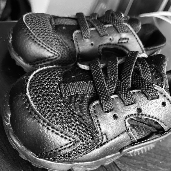 BLACK ON BLACK TODDLER NIKE HUARACHES SIZE 4C - Picture 3 of 5